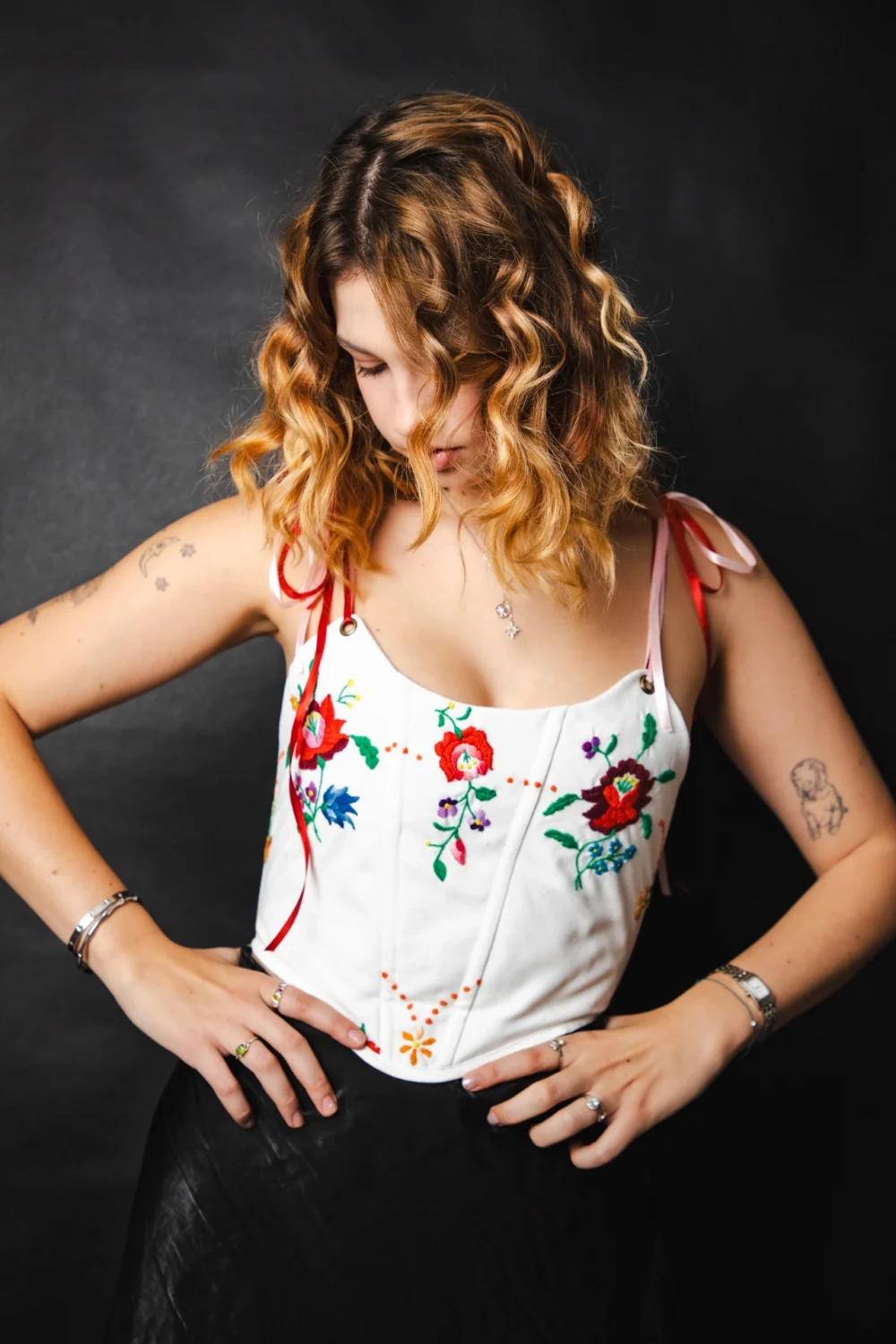 Kalocsai Ihletésű Hímzett Fűző