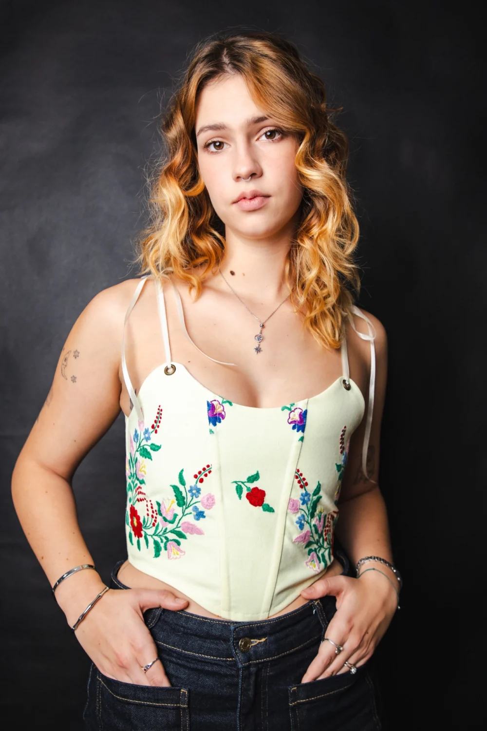 Kalocsai Ihletésű Hímzett Fűző