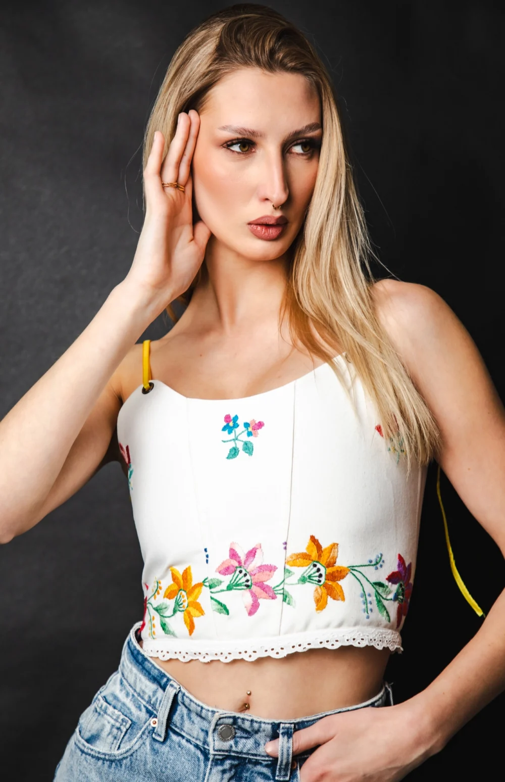 Kalocsai Ihletésű Hímzett Fűző